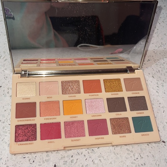 🥳SOLD🥳🛍REVOLUTION MAKEUP PALETTE🛍 - Picture 7 of 9
